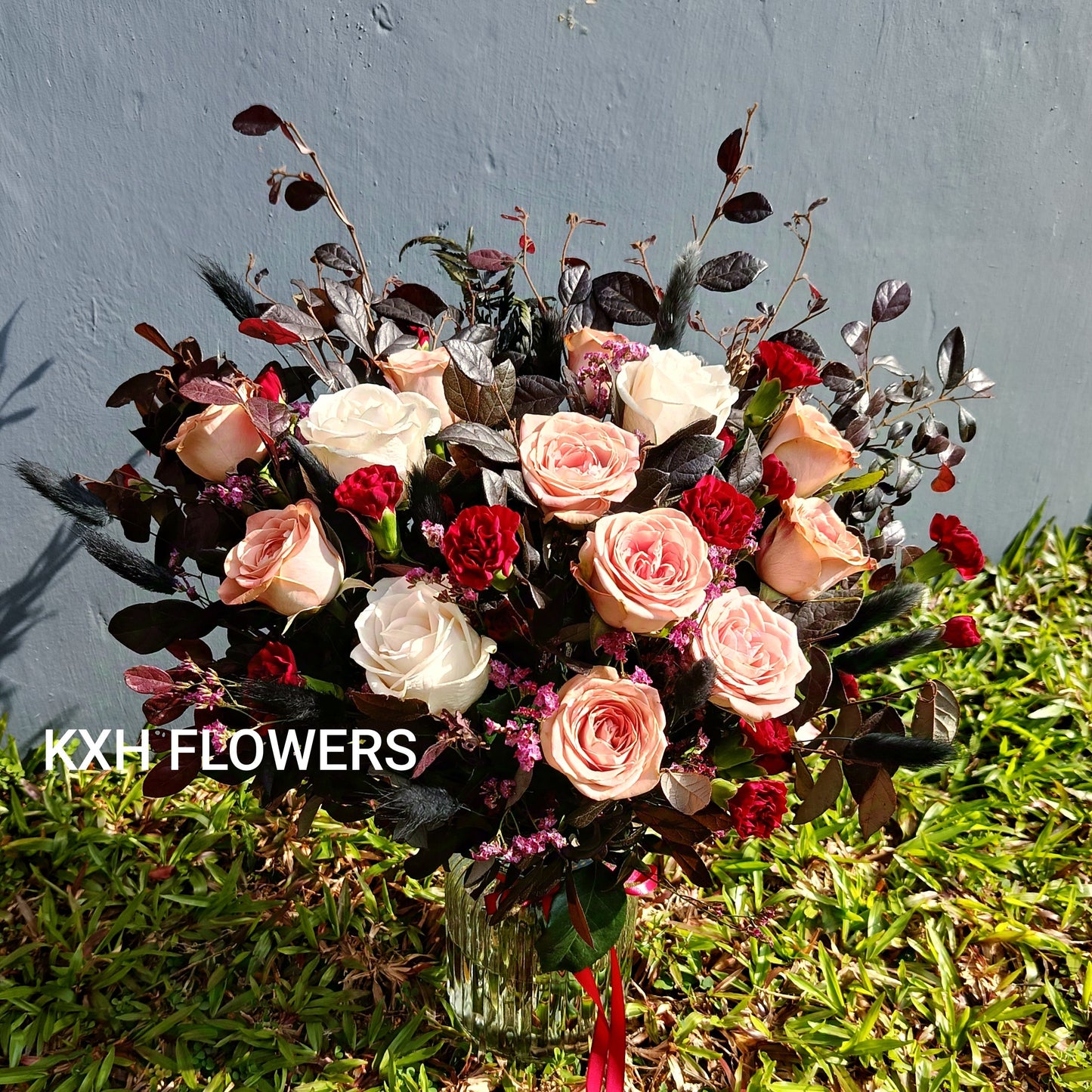 cappuccino roses hand-tied floral bunch in clear vase singapore florist sg delivery
