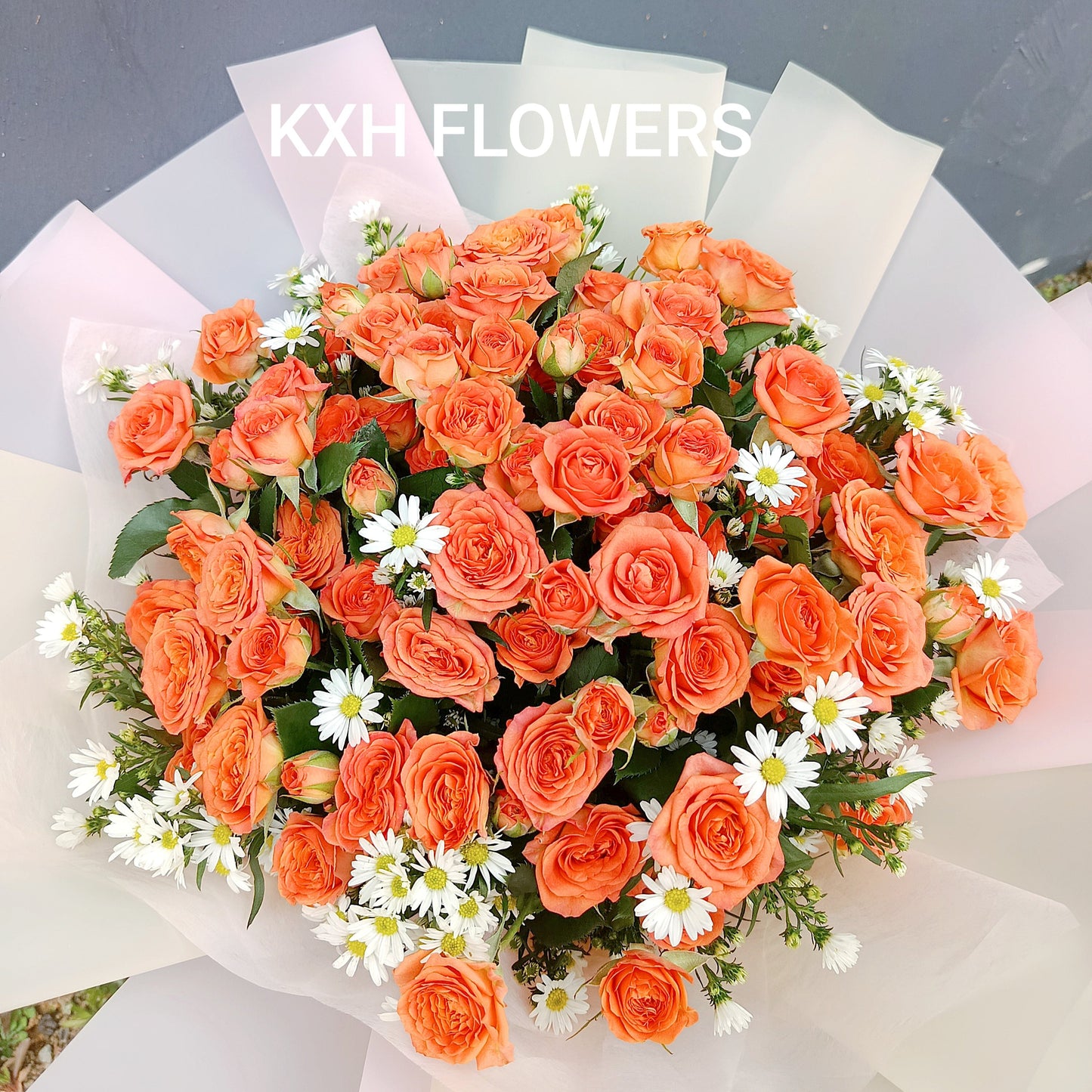 orange spray roses bouquet with small daisies