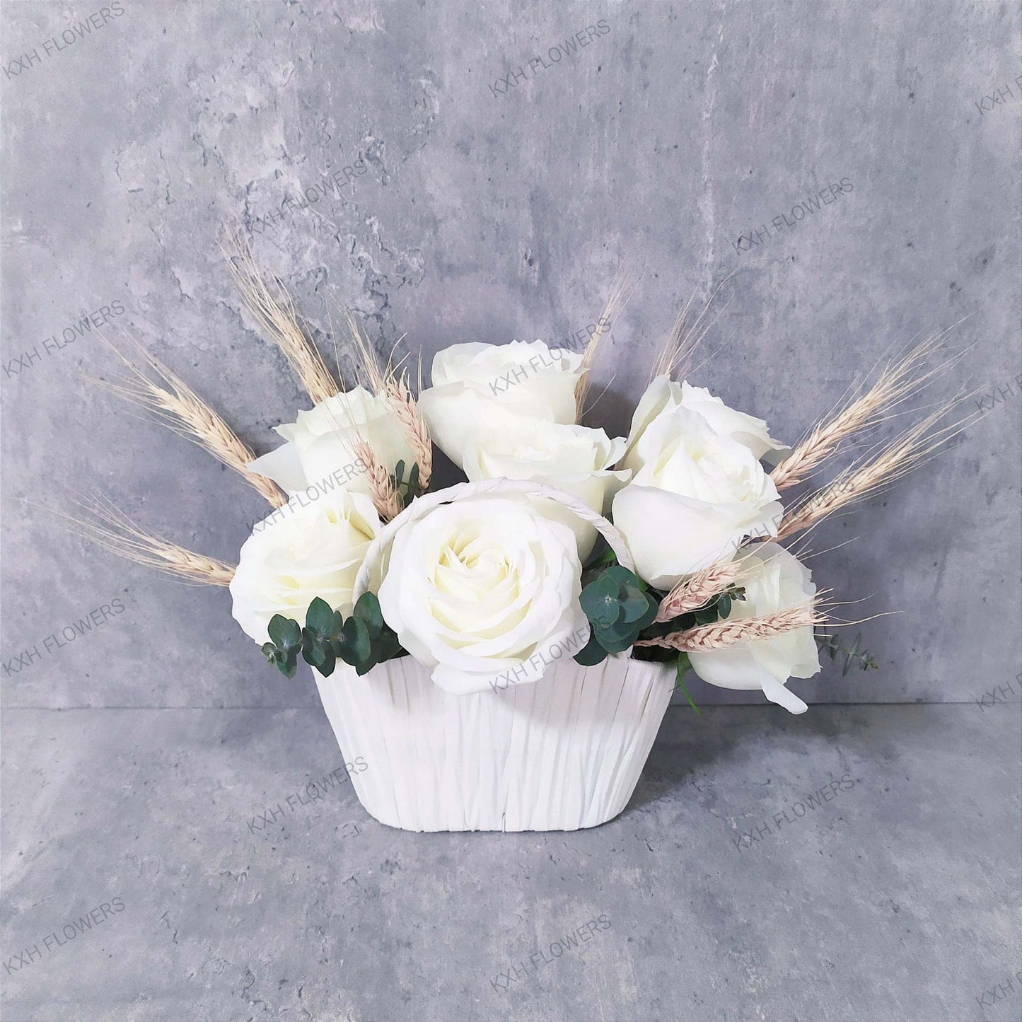 8 white roses flower bag best florists in Singapore with free delivery