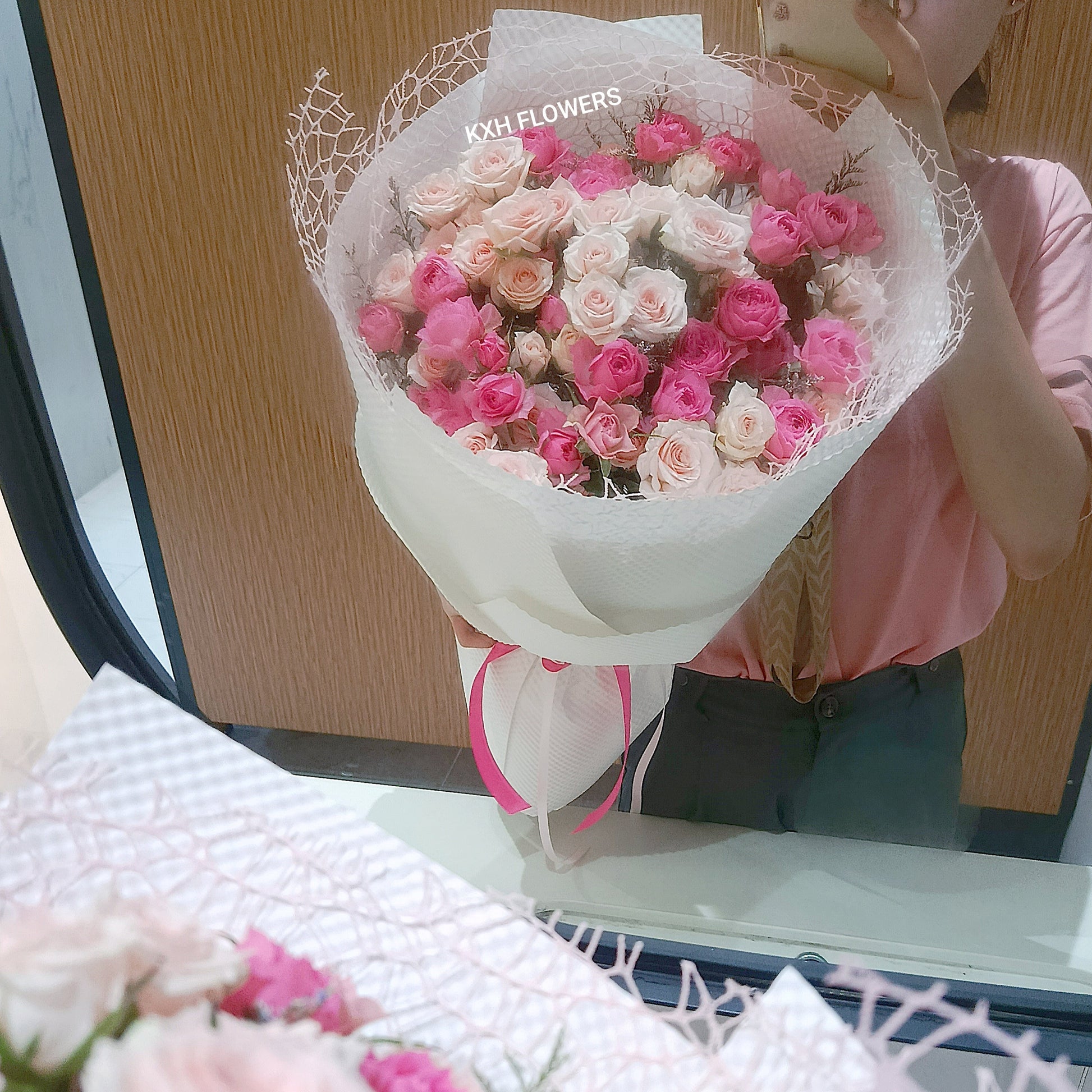 mirror view pink spray roses bouquet singapore florist sg flower delivery