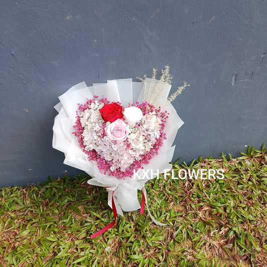 3 preserved roses bouquet in heart shape