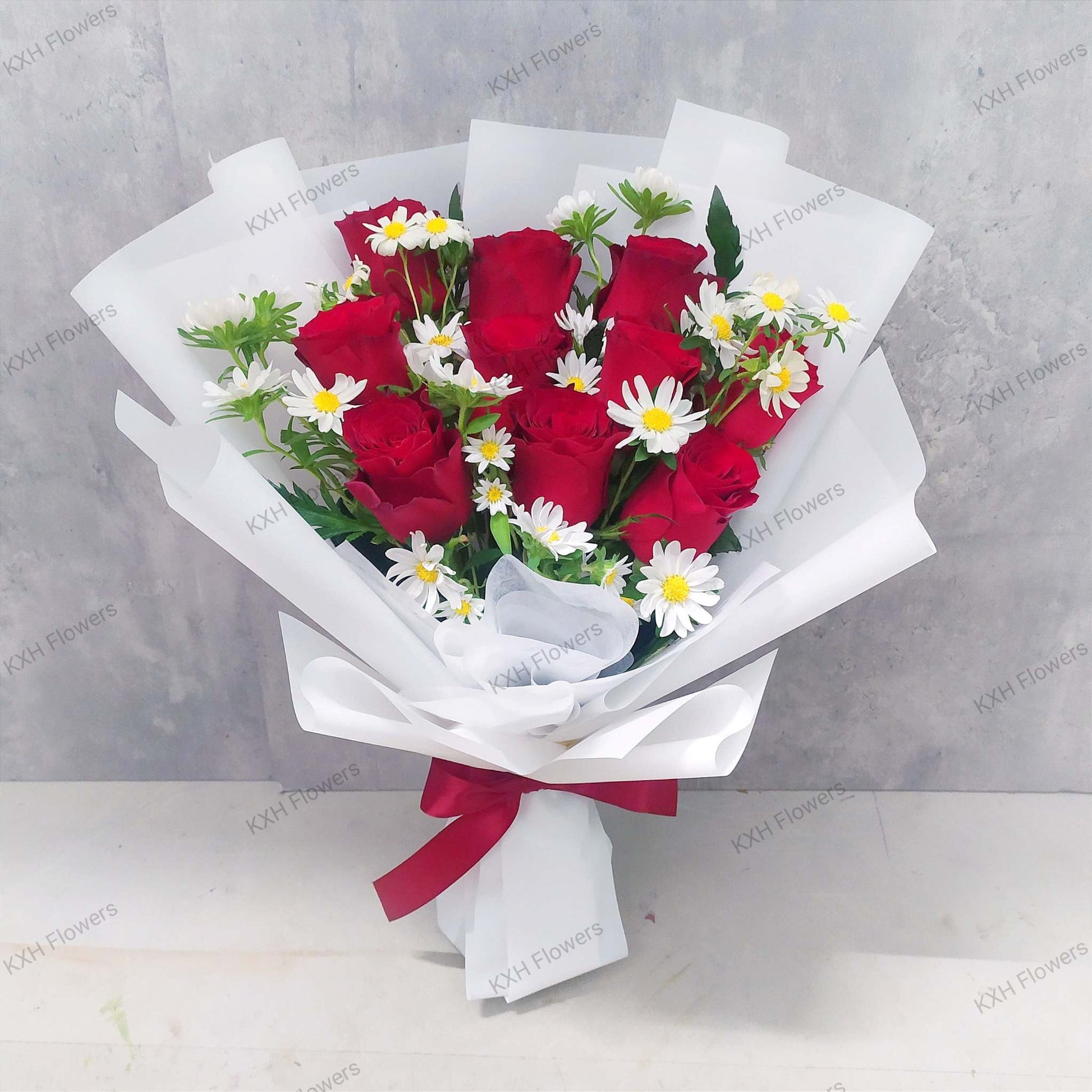 red roses and daisies bouquet