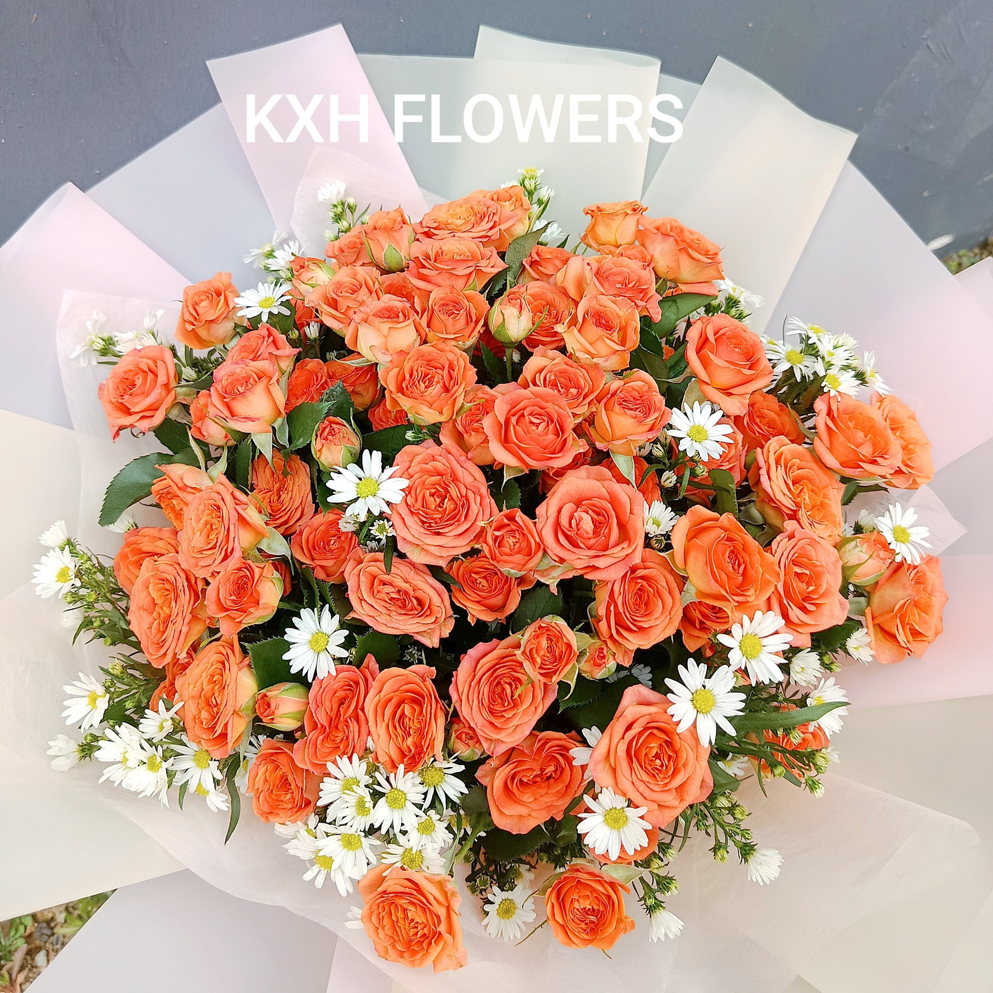 orange spray roses bouquet with small daisies