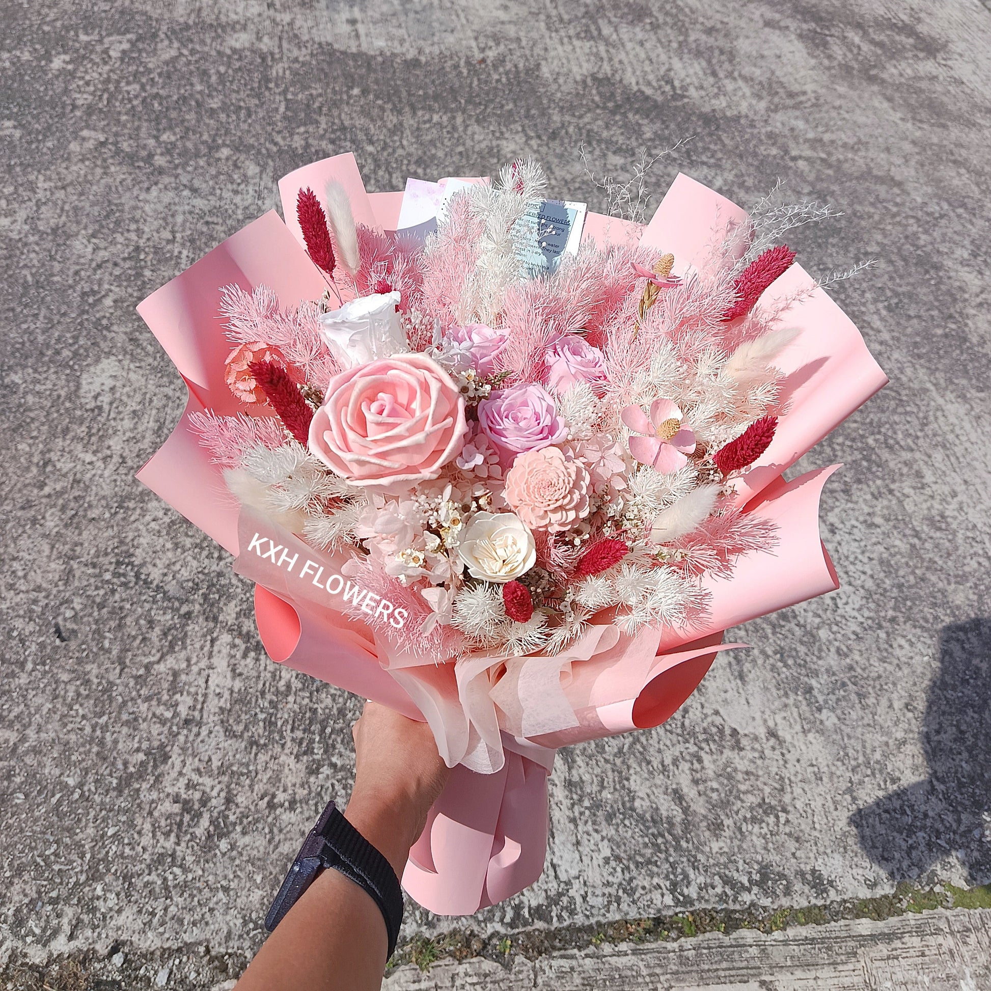 preserved flowers pink: premium large solawood rose and 4 preserved roses singapore florist sg free delivery
