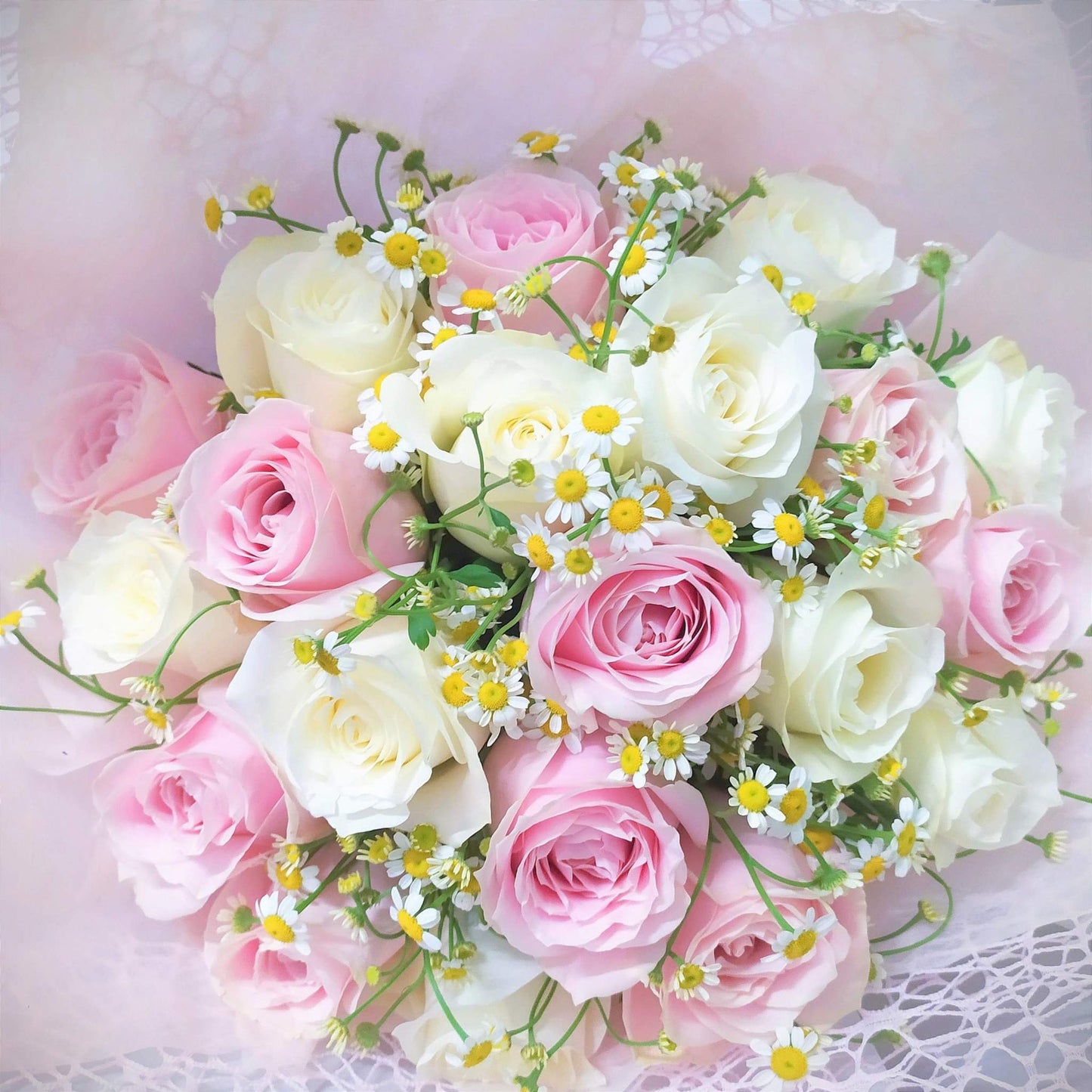10 pink roses 10 white roses chamomile daisies