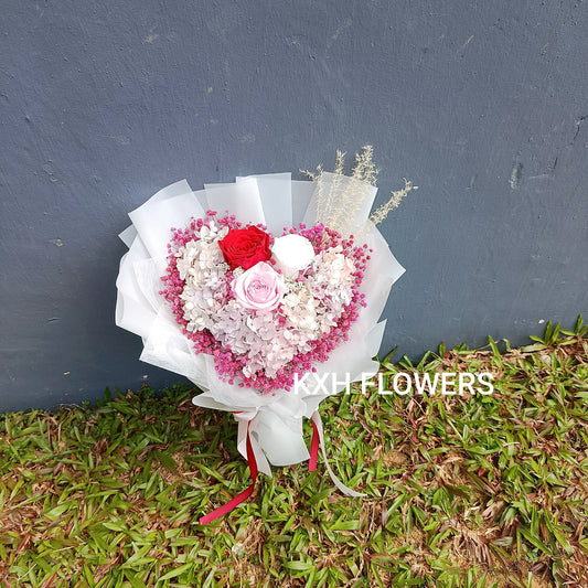 3 preserved roses bouquet in heart shape
