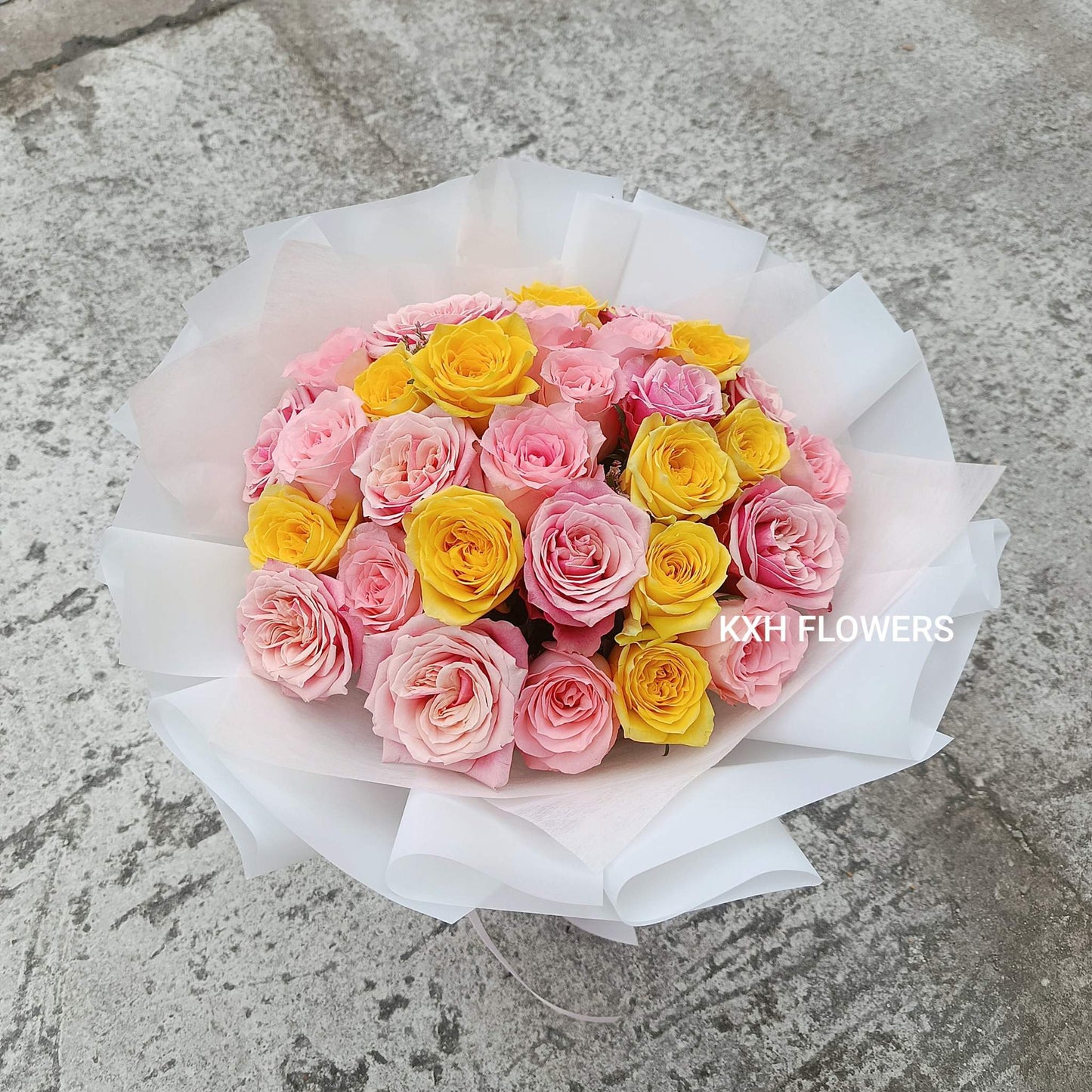 30 stalks of yellow and pink roses bouquet singapore florist sg free delivery